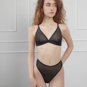 Women&#39;s set of underwear made of elastic mesh, wire-free bra, high-rise thongs. Color: black, red, white, milky, beige, powder, electric