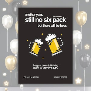 Op de afbeelding: Een rechthoekige verjaardagsuitnodiging met een zwarte achtergrond en twee gele bierpullen die tegen elkaar aanstoten. De tekst luidt: another year, still no six pack, ugh, i know right?, but there will be beer. Burgers, beers & birthday chaos for Steven's 30th. FRI, JUN 14 AT 8PM, 123 ANY STREET.