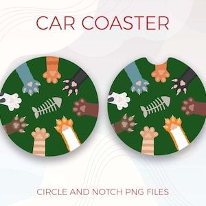 Op de afbeelding: Een groene auto-onderzetter met een cirkelvormig ontwerp met poot afdrukken van verschillende gekleurde katten rond een visgraat. De onderzetter heeft een uitsparing voor een beker.