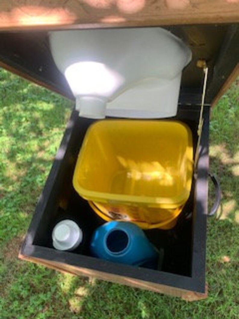 King Krapper Eco Friendly Urine Diverting Composting Toilet in Honey