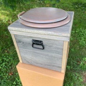 King Krapper Eco Friendly Urine Diverting Composting Toilet in Honey
