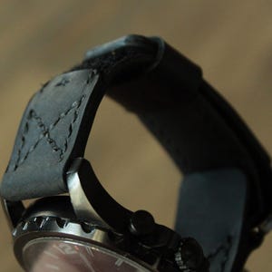 Svart läderarmband med kardborreband, handgjort | Crazy Horse-läderarmband i NASA-stil för män | Justerbart läderarmband