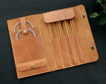 Organizador de punto de cuero hecho a mano: estuche circular para agujas con bolsillos para herramientas, diseño compacto ideal para viajes, regalo personalizado.