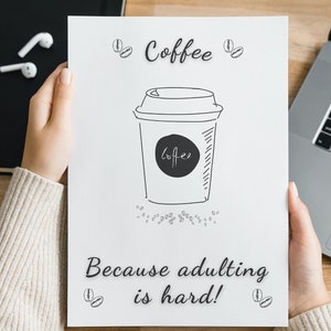 コーヒーをテーマにしたポスター「大人になるのは難しいからコーヒーを」、コーヒーバーや大学の寮、コーヒーショップの装飾に使える印刷可能なコーヒーウォールアート、コーヒー愛好家へのギフト