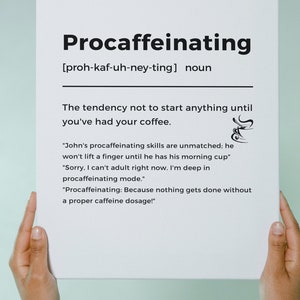 Puede incluir: Un póster blanco con texto negro que define "procaffeinating" como la tendencia a no empezar nada hasta que no hayas tomado tu café. El póster incluye ejemplos del uso de la palabra.