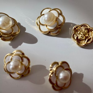 Buttons White and Gold Flowers Approx 18mm 25mm for Coat Jacket Dresses #31