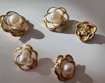 Knöpfe,Weiß und Gold Blumen, ca 18mm,  25mm, für Mantel, Jacke, Kleider #31