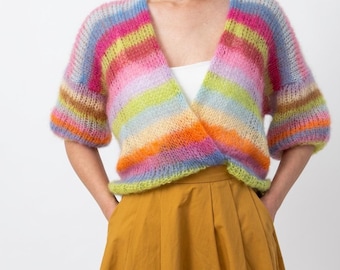 Handgestrickter Mohair Cardigan mit kurzen Ärmeln, bunte Streifen, Mohair Seide Strickjacke, leichte Sommer Strickjacke