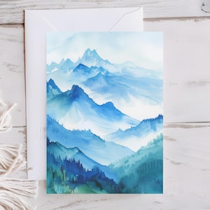 Confezione da 10 biglietti d'auguri con paesaggio di montagna blu, set di cartoline artistiche con acquerelli, vista panoramica sulla natura della nebbia della foresta, retro bianco, carta ecologica
