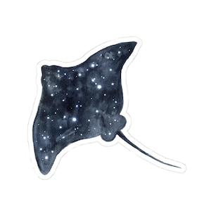 Puede incluir: Una ilustración de acuarela de una manta raya con un cuerpo azul oscuro y un patrón de estrellas blancas. La manta raya está nadando con sus alas extendidas.