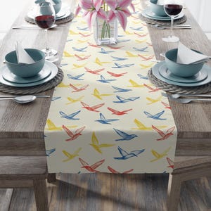 Handgezeichnete Vogel Tischläufer, Buntes Vogel Design, Frühling Tisch Dekor, Wohnkultur, Housewarming Geschenk, Familien Geschenk, Vogel Liebhaber Geschenk