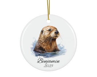 Niedliche Flussotter Weihnachtsverzierung, keramisches Aquarelldesign, personalisierte Name Datum, niedliche Feiertagsdekoration, perfektes Geschenk