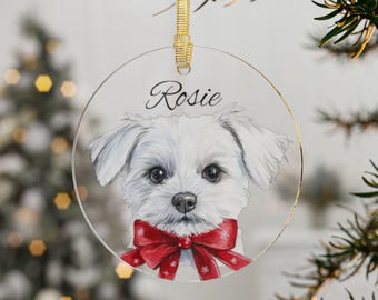 Puede incluir: Adorno navideño redondo y transparente con un retrato de perro blanco estilo acuarela, con un lazo rojo. El nombre "Rosie" está escrito arriba. El adorno cuelga de una cinta dorada, perfecto para la decoración navideña.