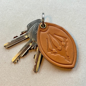 Hollow Knight leather keychain &quot;King&#39;s Brand&quot; - Embossed - With eyelet and keyring