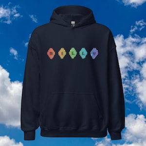 Op de afbeelding: Marineblauwe hoodie met een ontwerp van vijf kleurrijke ruitvormen op de voorkant. Elke ruit bevat een letter in een regenboogkleurenschema. De hoodie heeft een capuchon met trekkoord en een voorzak.