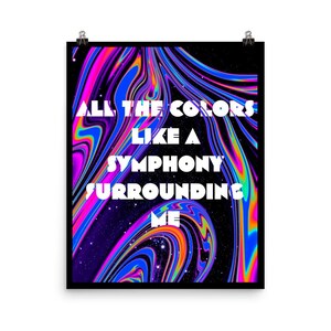 Peut inclure: Impression d'art abstrait avec un fond psychédélique de couleurs tourbillonnantes dans des tons de bleu, rose, orange et violet. Le texte "All the colors like a symphony surrounding me" est imprimé en blanc sur l'impression.