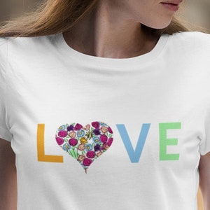 T-shirt classica da donna biologica, T-shirt grafica, Slow Fashion, Eco Fashion, regalo per la migliore amica, certificata biologica, Love And Flowers, Love Tee