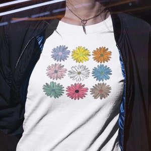 Women&#39;s Daisy flowers T-Shirt, Graphic Flowers Tee, Garden Shirts, Botanical Tee, Floral Shirt, Nature Lover Tee, Wild Flower, Birthday Gift