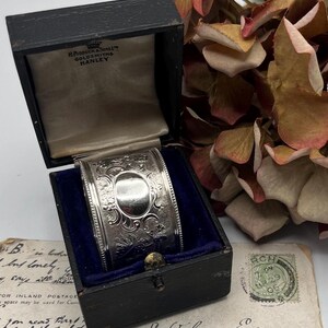 Servilletero antiguo de plata esterlina victoriano de 1876 en una caja de presentación con bisagras y forro de terciopelo/satén. Fabricado en Sheffield, Inglaterra. * Ref. 87