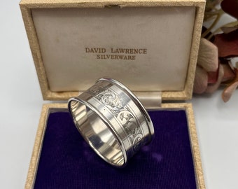 Anillo de servilleta de plata de ley con sello GEORGE V antiguo - Ensayado Birmingham Inglaterra 1922 - Diseño de banda central de grabado foliado ornamentado