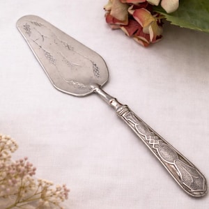 Servidor de pastel vintage plateado: rebanada de boda grabada Art Nouveau