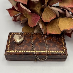Collier médaillon coeur roulé en or vintage : pendentif souvenir gravé