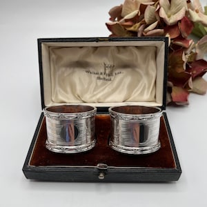 Antiguo GEORGE V Par de anillos de servilleta de plata de ley con sello Caja de presentación con bisagras - Ensayado Birmingham Inglaterra 1926 - Plata 67 gramos