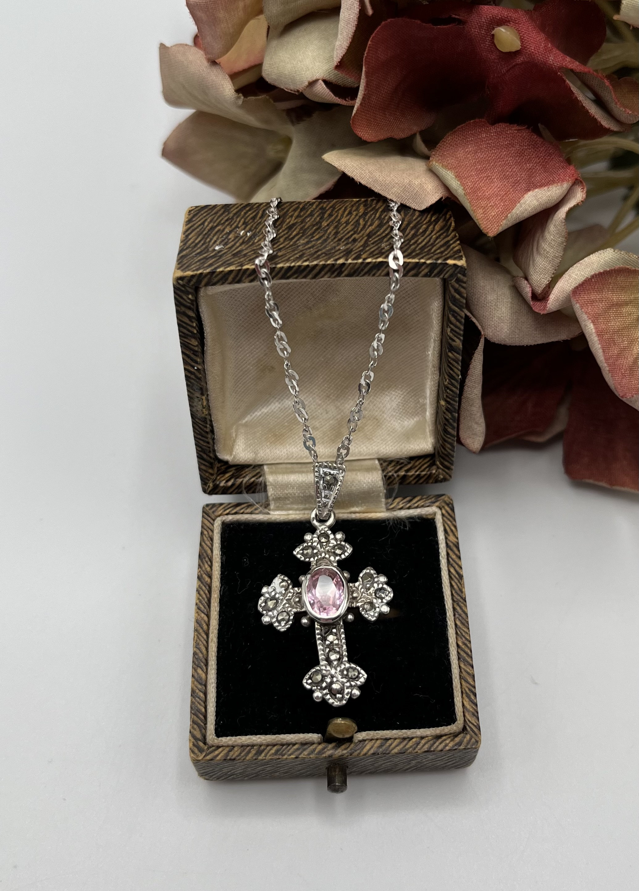 Pendentif Ancien Croix Religieuse En Argent Massif Avec Marcassites Et Améthystes - Occasion