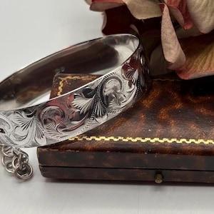 Rare Georg Jensen Sterling Silver Bangle – Hallmarked London 1964 – Foliate Engraved – Safety Chain – Collectible Investment *Ref 28