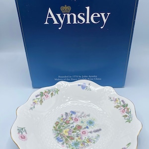 Vintage Aynsley WILD TUDOR Fine Bone LARGE Round Serving Dish - Manufacturer Established England 1775 - Collectible Aynsley Porcelain