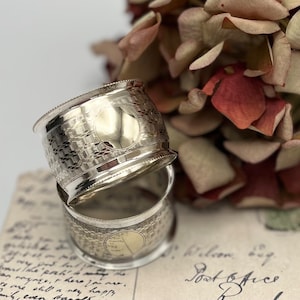 Vintage 'Par' anillos de servilleta plateados motor central torneado diseño - cartela transparente - llantas elevadas con cuentas - regalo - boda - Ref 31