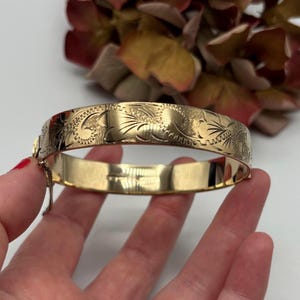 Vintage 1975 London Hallmarked Bangle – Gold Overlay on Sterling Silver – Engraved Floral Design – Hinged with Safety Chain *Ref 24