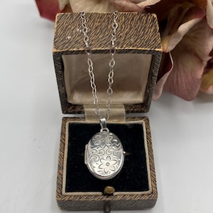 Vintage Sterling Silver Flower Etched Design Locket and Chain  - Oval  - Locket Old - Vintage Jewellery * Ref 5