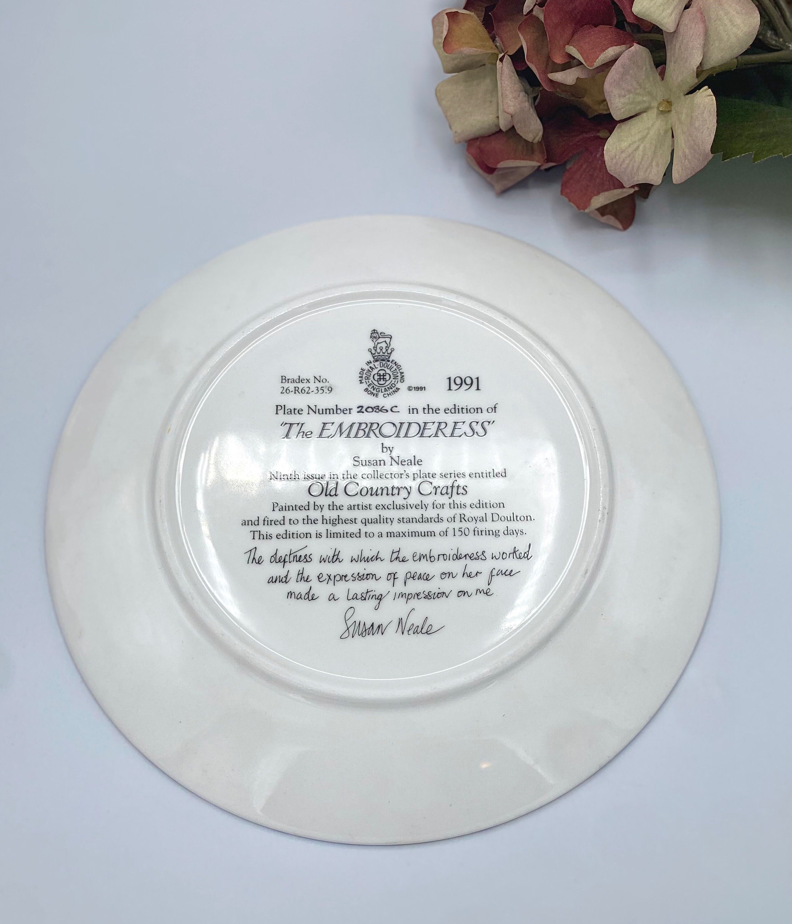 ロイヤルドルトン「The Embroideress」プレート：ヴィンテージ ボーン