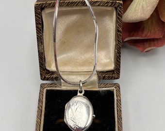 Vintage kleines ovales Silbermedaillon & Kette * Sterling Silber (gestempelt 925) - Geätztes Blatt Design - Affirmation Andenken - Foto Medaillon