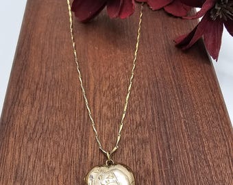 Vintage Herz Medaillon Halskette aus gerolltem Gold – Geätztes Blumenmuster – Sentimentaler Fotoschmuck Andenken *Ref 68