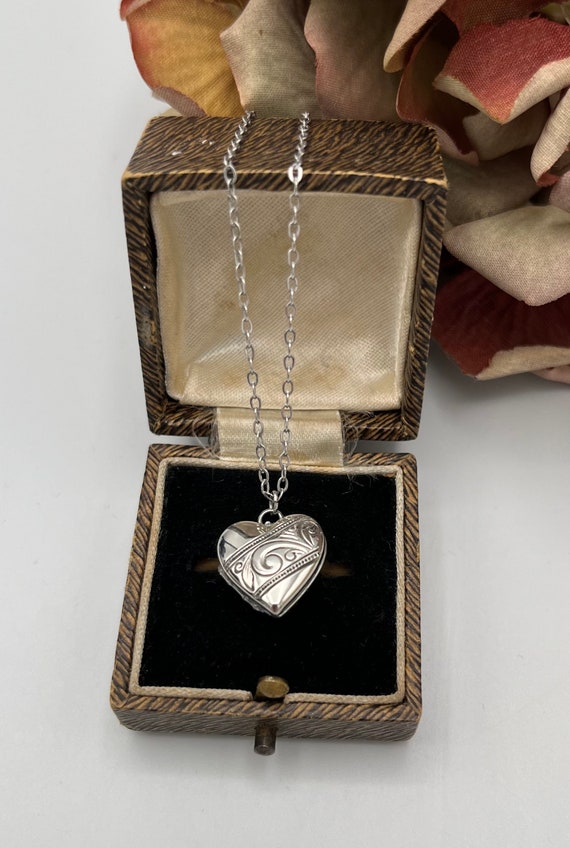 Vintage Heart-shaped Necklace – Creme Cloud