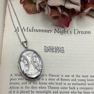 Vintage Sterling Silver Locket and Chain  - Oval - Ornate Design - Raised Boarder - Locket Old - Vintage Jewellery *Ref 60