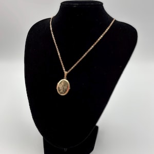 Vintage Rolled Gold Floral Oval Locket Necklace – Etched Design – Photo Keepsake – Sentimental Vintage Gift *Ref 62