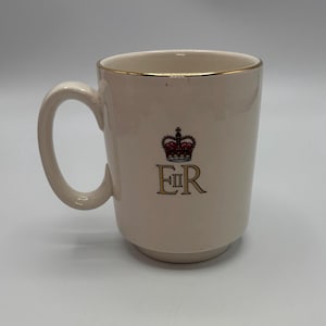 1977 Queen Elizabeth II Silver Jubilee Commemorative Mug - Vintage Royal Memorabilia