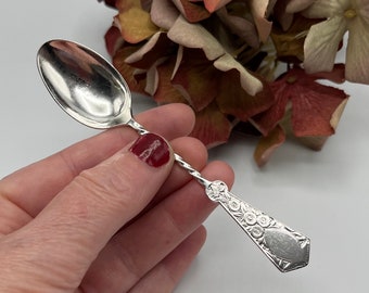Cuchara de té victoriana antigua de plata de ley: mango retorcido con motivos florales, 1890