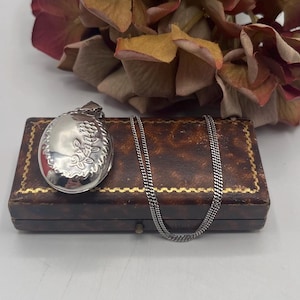 Vintage Sterling Silver Oval Floral Repoussé Locket Necklace – Strong Chain Keepsake *Ref 123