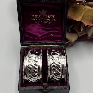 Antiguos anillos para servilletas de plata de ley estilo victoriano en caja original con bisagras forrada de satén y terciopelo. Birmingham, Inglaterra, 1889. *Ref. 66