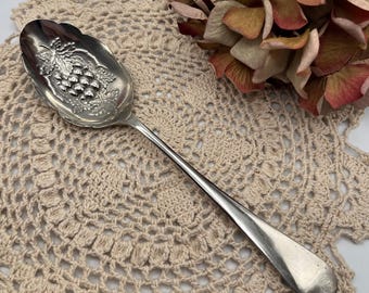 Cuchara vintage plateada para bayas: diseño de frutas repujadas