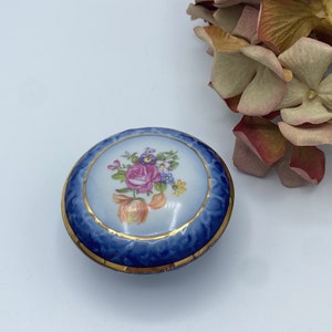 Plato de baratija azul original &#39;Dresden China&#39; con borde dorado dorado y tapa extraíble. Porcelana Alemana de Dresden con Tapa y Base Emblema Dorado