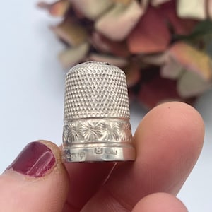 Vintage Sterling Silver Thimble Size 8 - Flower Design Base - Collectable Hallmarked Thimble - Finger Thimble - Ref 4
