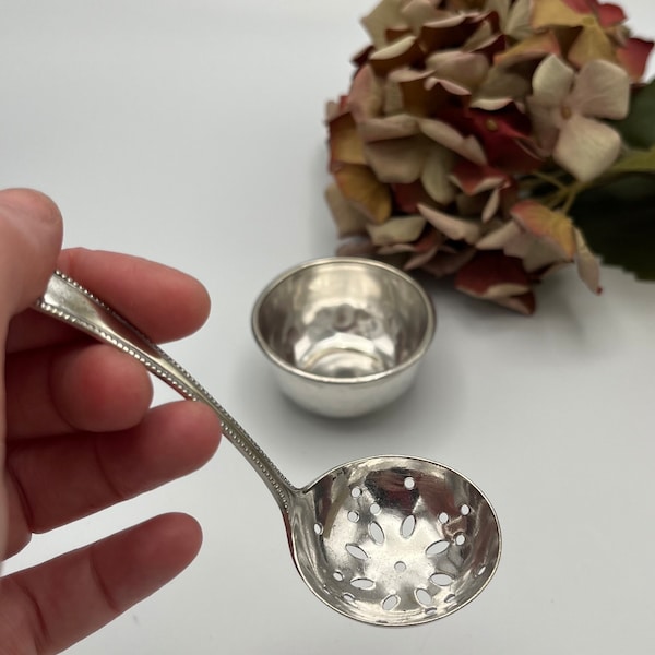 Vintage Silver Plated Sugar Sifting Spoon and Resting Base - Afternoon Tea Accessory - Sugar Duster for Cakes/ Berries - Vintage - Ref 30