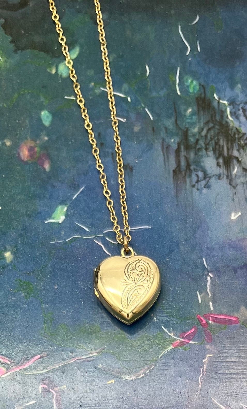 Amazon.com: Fanery sue Vintage Locket Necklace that Holds Pictures,  Customized Picture Lockets Personalized Necklace with Picture Inside  -Custom Mother's Day Gifts for Mom Daughter: Clothing, Shoes & Jewelry