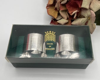 Vintage HOUSE OF COMMONS 'Par' Anillos de servilleta plateados en caja original - Parlamento Británico - Emblema distintivo de puerta de enlace de Portcullis.