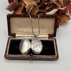 Vintage Sterling Silver Oval Locket and Chain – Mid Century Foliate Design – London Hallmarked – Vintage Gift * Ref 101